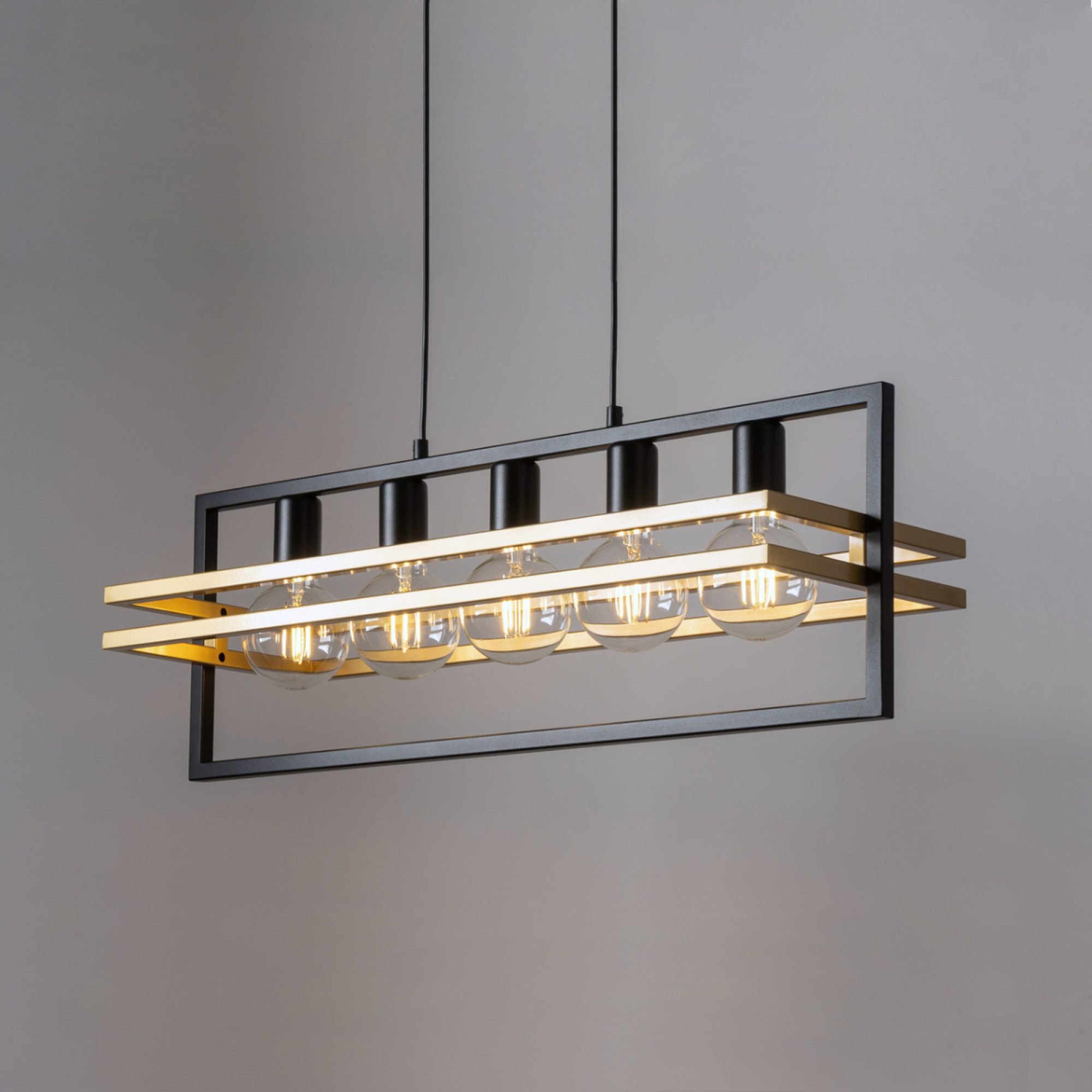 Lampa wisząca Merci 5 czarno-złota – zdjęcie aranżacyjne