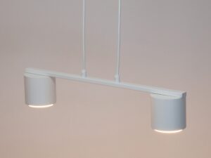 Miniaturka 6 - Biała lampa Mila 2 z dwoma świecącymi kloszami na jasnym tle, widok pod kątem.