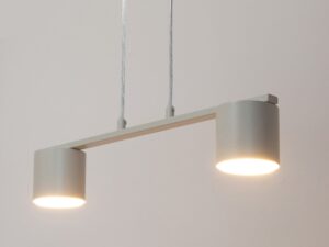 Miniaturka 8 - Lampa wisząca Mila 2 szary beż, dwa świecące cylindryczne klosze na jasnym tle.