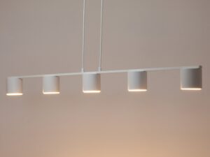 Miniaturka 1 - Biała lampa wisząca Mila 5 z pięcioma świecącymi kloszami, widok pod kątem