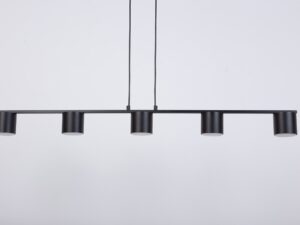Miniaturka 4 - Lampa wisząca Mila 5 czarna, zbliżenie pięciu cylindrycznych kloszy stalowych