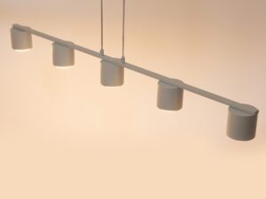 Miniaturka 7 - Lampa wisząca Mila 5 w szarym beżu, pięć cylindrycznych kloszy w ujęciu ukośnym