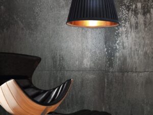 Miniaturka 1 - Lampa wisząca Mirotia czarno-miedziana w salonie przy betonowej ścianie