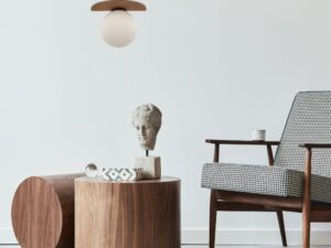 Miniaturka 1 - Lampa wisząca Mirror 1 z białą szklaną kulą i brązowym detalem w aranżacji salonu