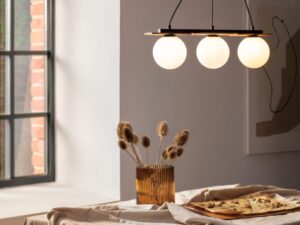 Miniaturka 1 - Lampa wisząca Mirror 3 z trzema szklanymi kloszami w aranżacji wnętrza