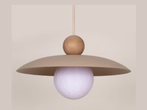 Miniaturka 1 - Lampa wisząca Mosaic Wood 1 w ciepłym beżu z jasnobrązową drewnianą kulą i białym kloszem PLA.