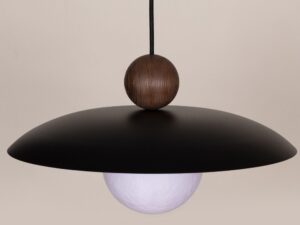 Miniaturka 5 - Zbliżenie czarnej stalowej czaszy i ciemnobrązowej drewnianej kuli lampy Mosaic Wood 1.