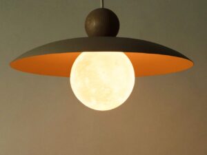 Miniaturka 6 - Lampa wisząca Mosaic Wood 1 czarna z zapalonym kulistym kloszem i ciepłym światłem.