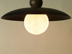 Miniaturka 7 - Czarna lampa Mosaic Wood 1 z rozświetlonym białym kloszem pod stalową czaszą.