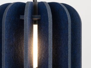 Miniaturka 11 - Lampa wisząca Mulvessa 27 cm granatowy-czarny – detal klosza z włączonym światłem