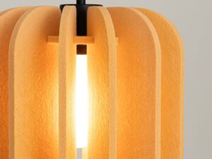 Miniaturka 21 - Lampa wisząca Mulvessa 27 cm żółty-czarny – detal klosza z włączonym światłem