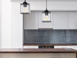 Miniaturka 1 - Lampa wisząca Naradio z dwoma transparentnymi kloszami nad kuchenną wyspą