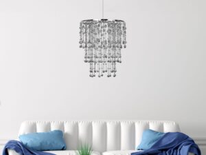 Miniaturka 1 - Lampa wisząca Narano z koralikami nad białą sofą w salonie
