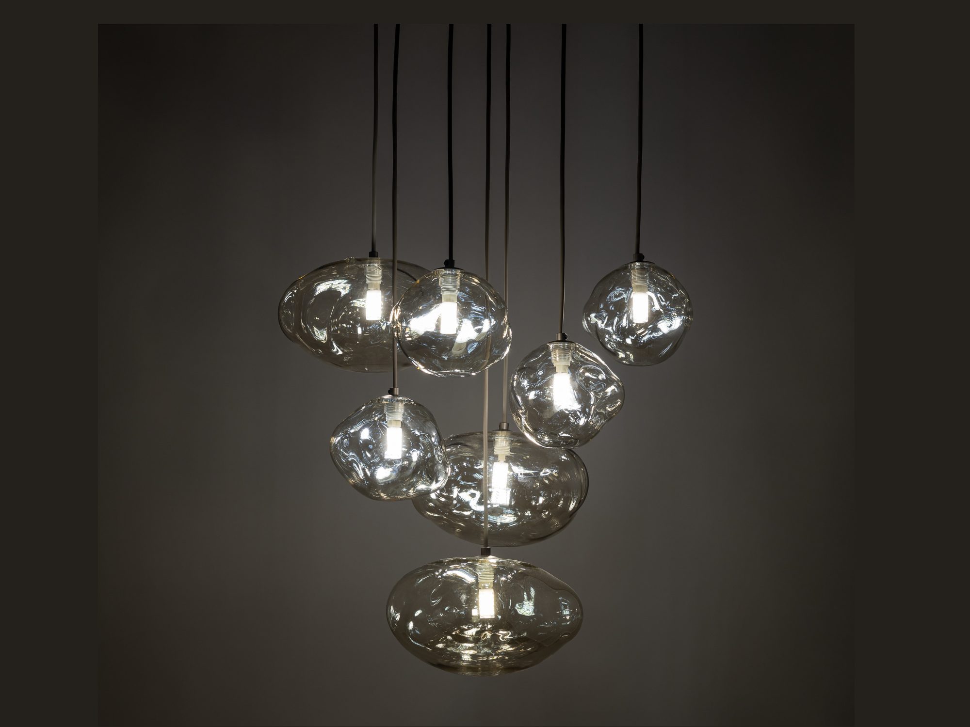 Lampa wisząca Nebia ciemny brąz, drugie ujęcie siedmiu szklanych kloszy