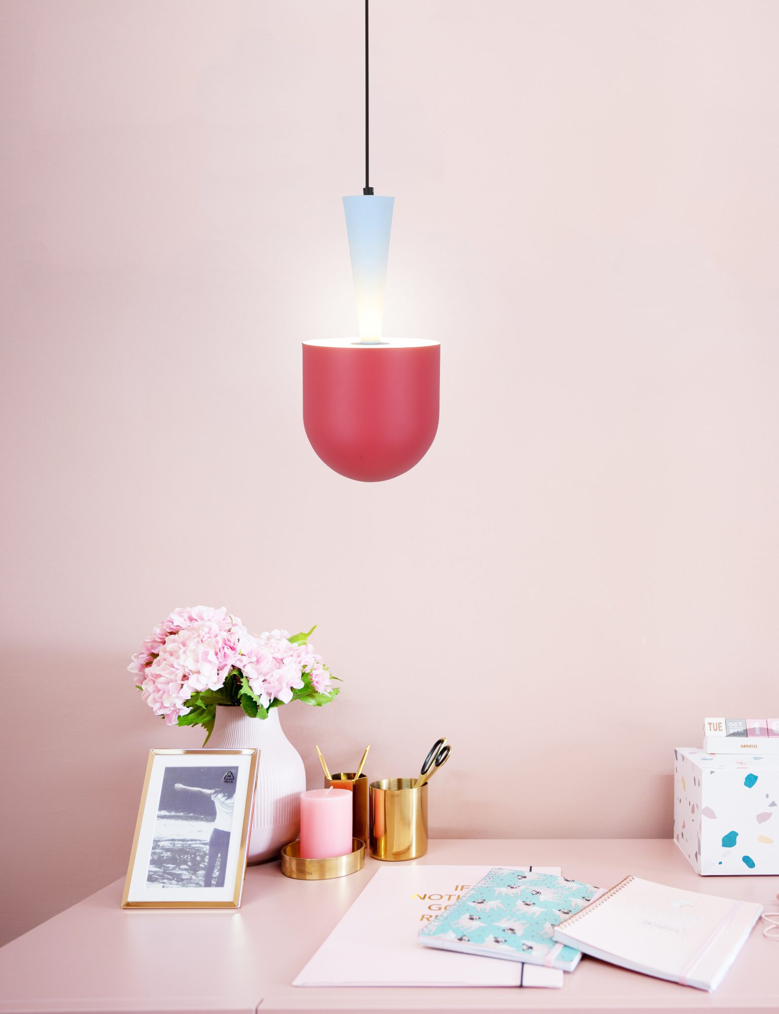 Czerwono-błękitna lampa wisząca Nerivio w pokoju nad biurkiem