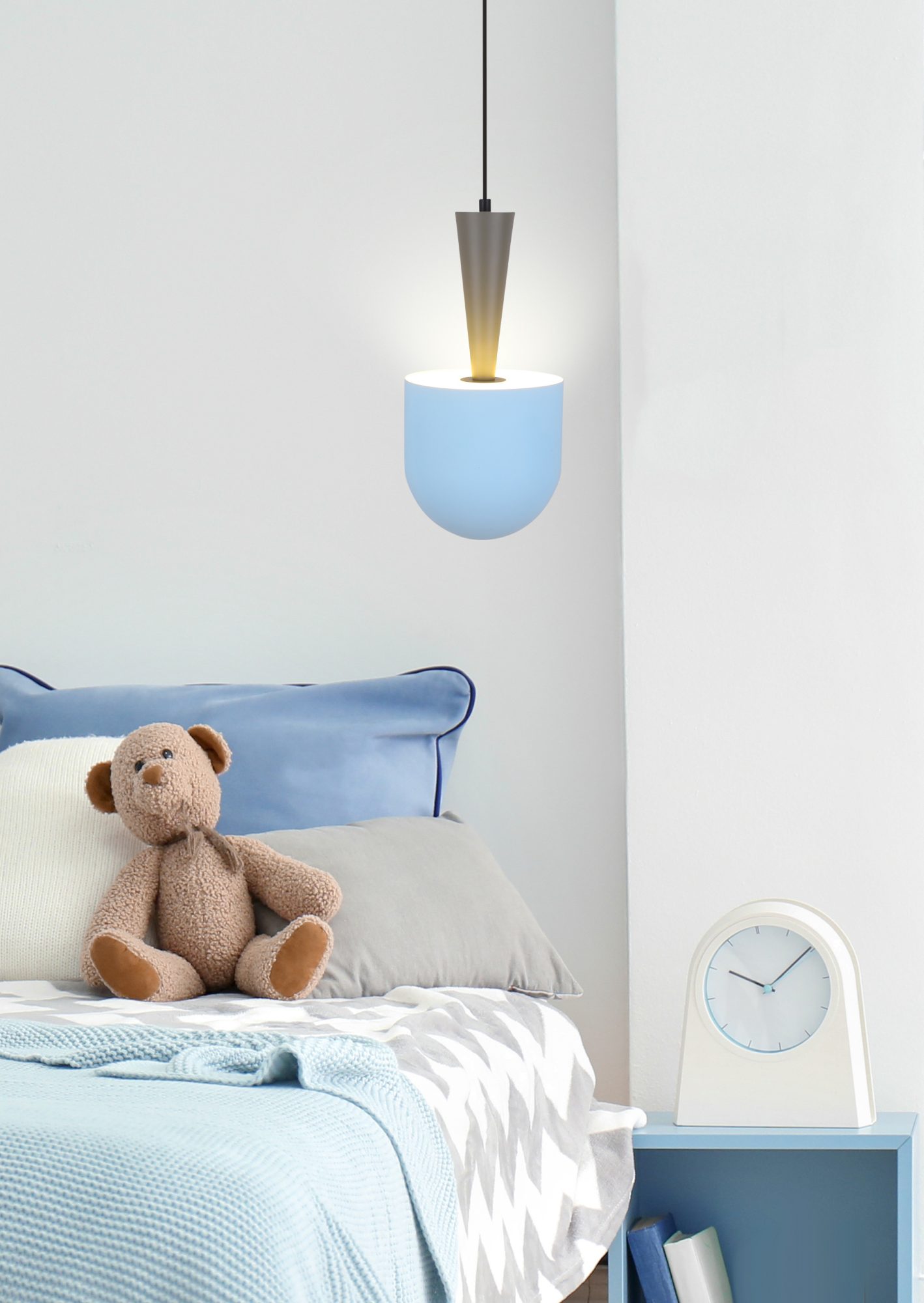 Niebiesko-szara lampa wisząca Nerivio w aranżacji pokoju przy łóżku