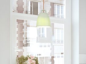 Miniaturka 5 - Zielona lampa Nerodo nad białym stołem przy dużym oknie