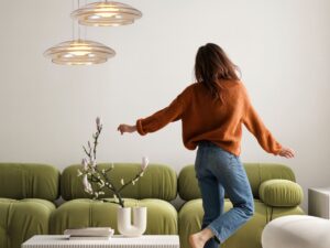 Miniaturka 3 - Lampa wisząca Nerolia bursztynowo-biała w dodatkowym ujęciu