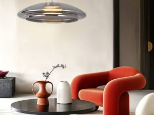 Miniaturka 3 - Lampa wisząca Nerolia nad stolikiem obok pomarańczowego fotela