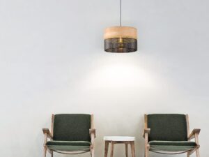Miniaturka 1 - Lampa wisząca Nicol nad stolikiem między dwoma fotelami