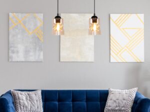 Miniaturka 3 - Lampa wisząca Norodira z dwoma bursztynowymi kloszami nad niebieską sofą