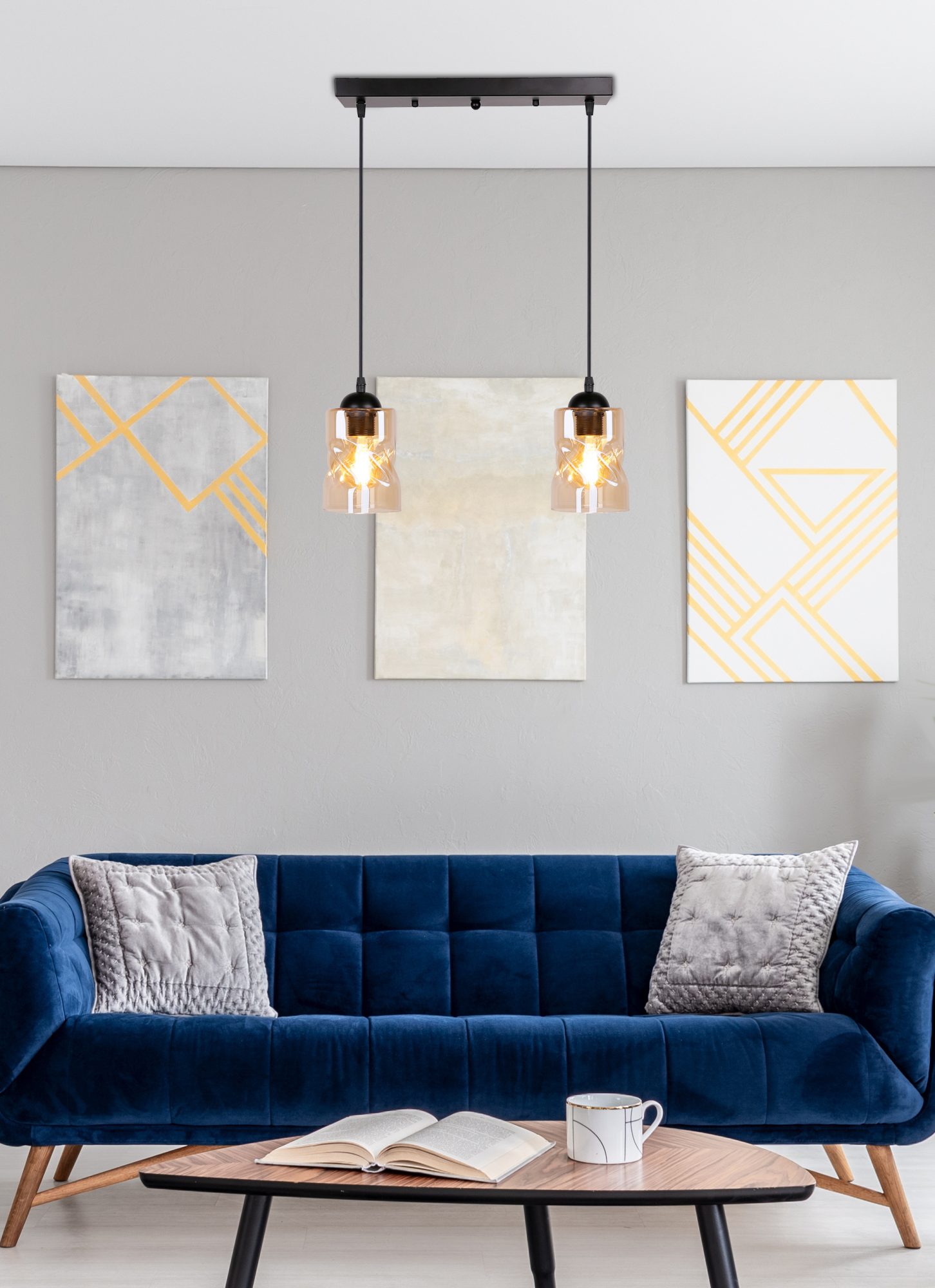 Lampa wisząca Norodira z dwoma bursztynowymi kloszami nad niebieską sofą