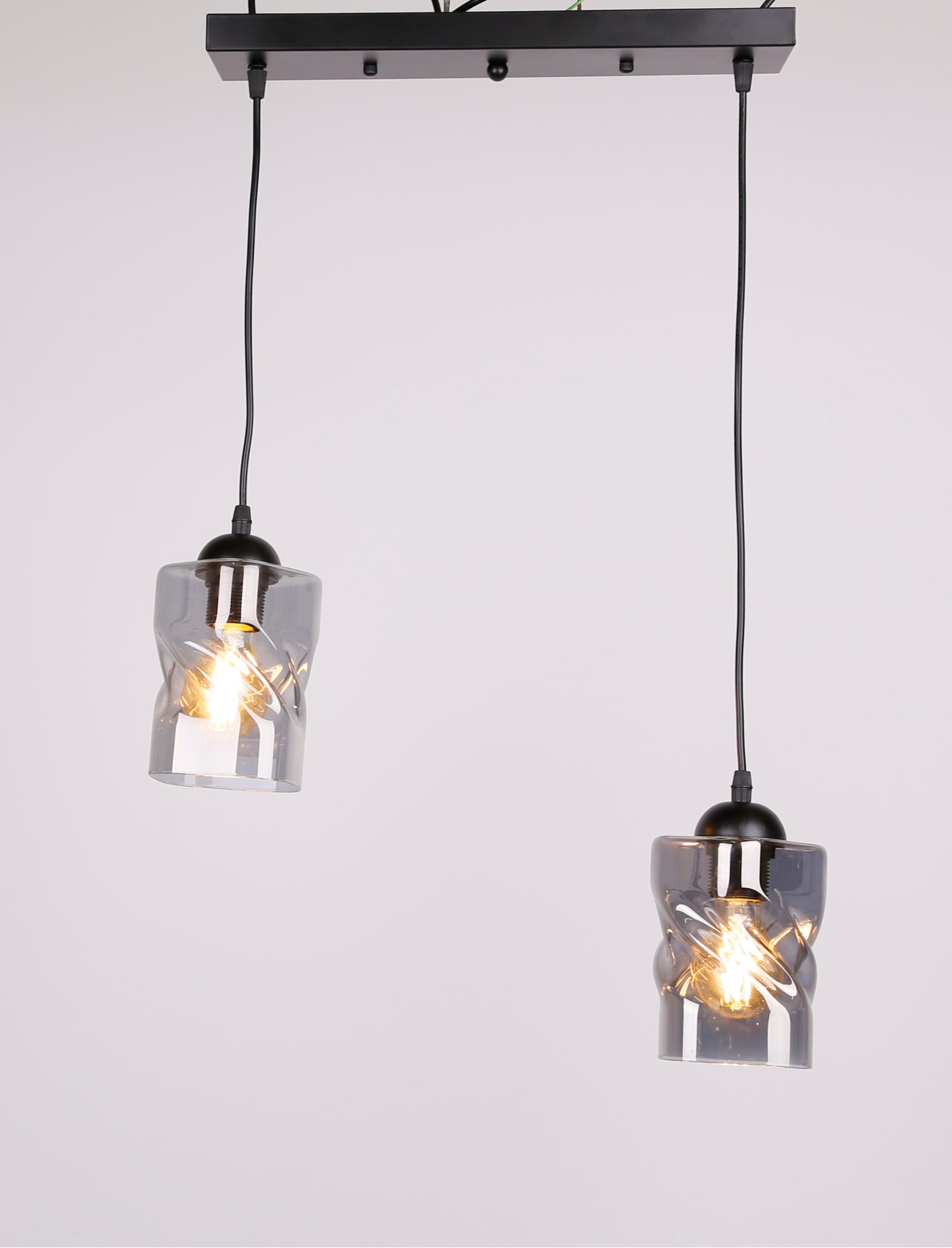 Lampa wisząca Norodira z przydymionym szkłem, widok pod kątem