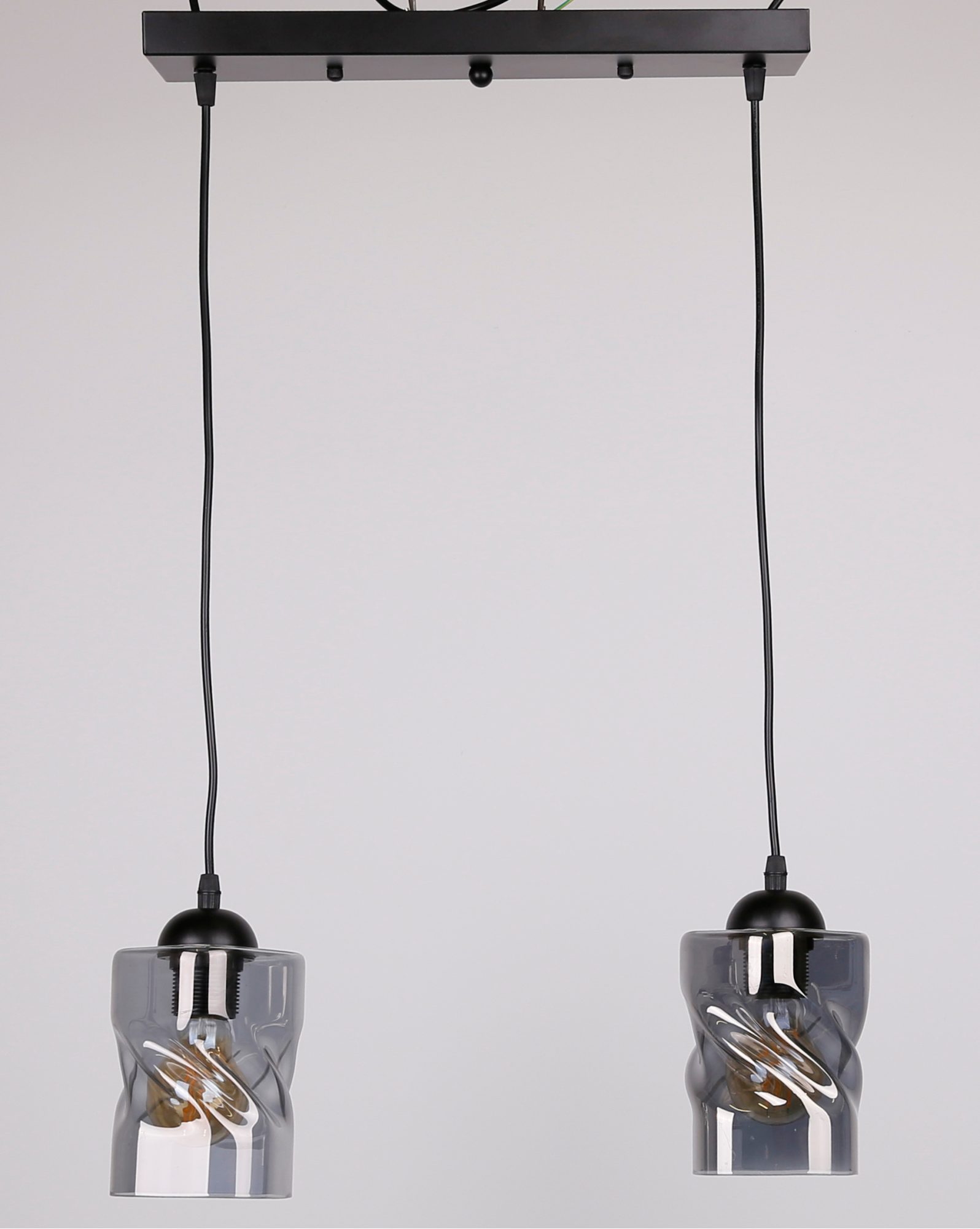 Lampa wisząca Norodira z dwoma przydymionymi kloszami, zbliżenie konstrukcji
