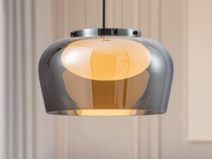 Miniaturka 1 - Rozświetlona lampa Novemora z przydymionym szkłem i białym dyfuzorem w zbliżeniu