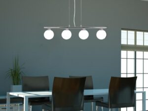 Miniaturka 1 - Czteropunktowa lampa wisząca Novidia z białymi kloszami nad stołem