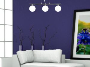 Miniaturka 1 - Trzypunktowa lampa wisząca Novidia z białymi kulami nad sofą w salonie