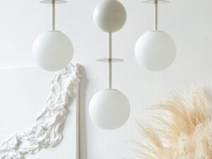 Miniaturka 4 - Lampa wisząca OIO A 3P biała z mosiężnymi detalami w jasnym wnętrzu