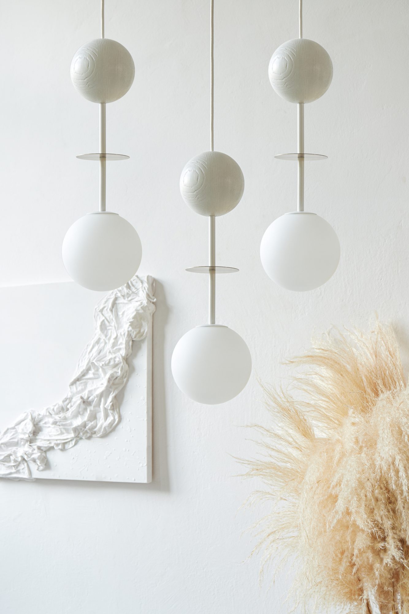 Lampa wisząca OIO A 3P biała z mosiężnymi detalami w jasnym wnętrzu