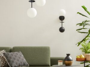 Miniaturka 3 - Lampa wisząca OIO A 3P czarna w aranżacji salonu z zieloną sofą