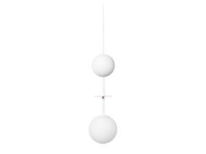 Miniaturka 3 - Biała lampa wisząca OIO A z mosiężnym detalem i szklanym kloszem na białym tle