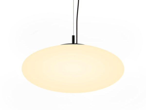 Lampa wisząca Olypso 50 z czarną rozetą i owalnym białym kloszem, pełne ujęcie