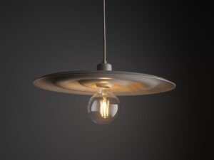 Miniaturka 2 - Lampa wisząca Onda w kolorze kaszmir z widoczną świecącą żarówką