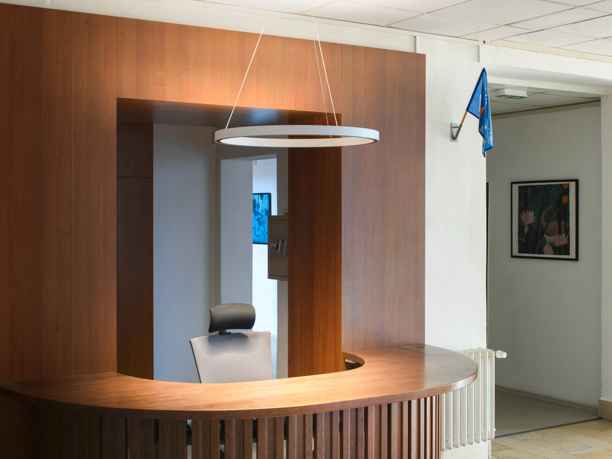 Biała lampa wisząca One Cube UP/DOWN w recepcji
