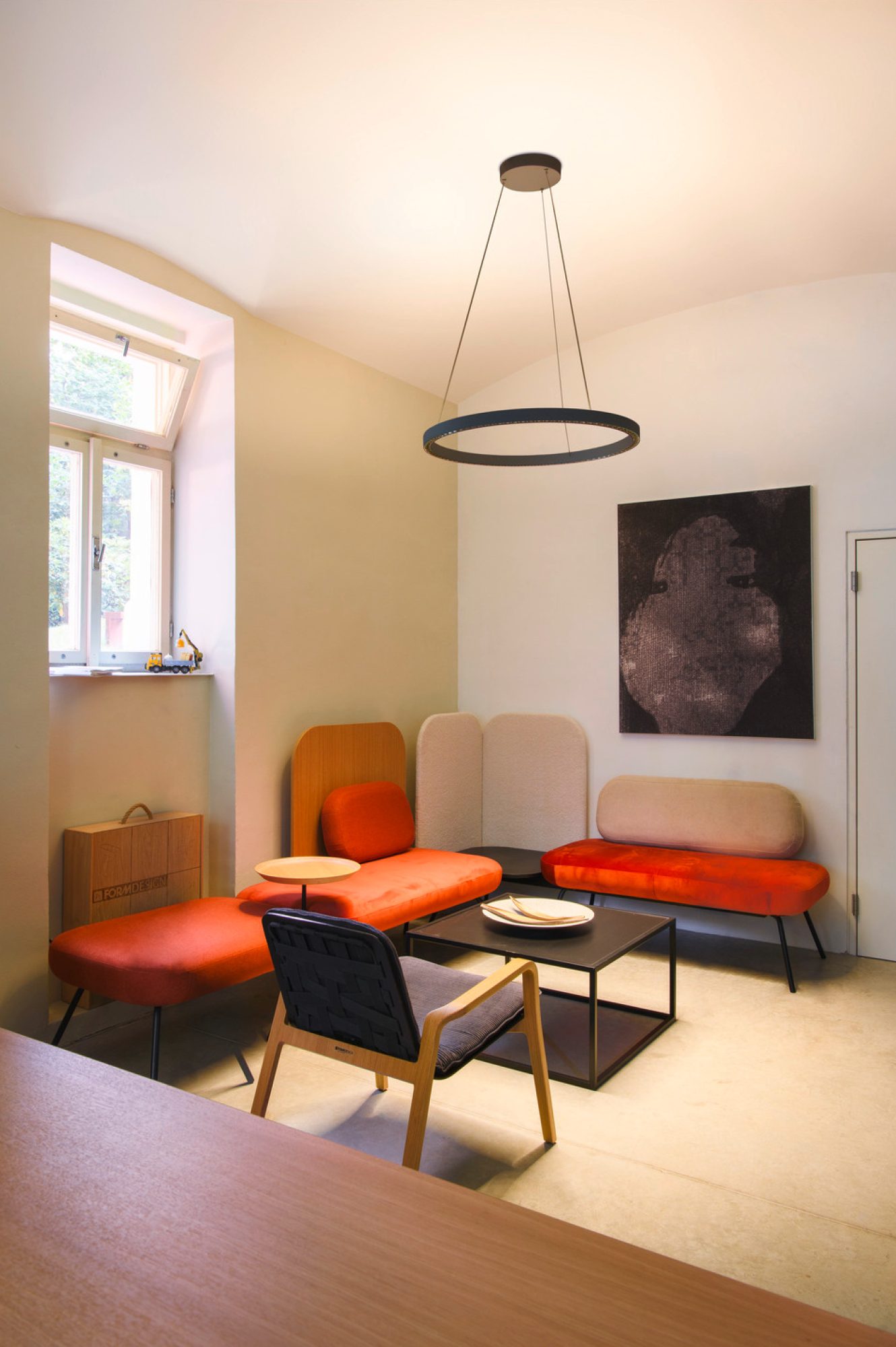 Czarna wisząca lampa One Cube UP/DOWN w salonie