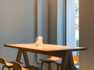 Miniaturka 5 - Lampa wisząca One Cube biała w aranżacji nowoczesnego wnętrza nad stołem