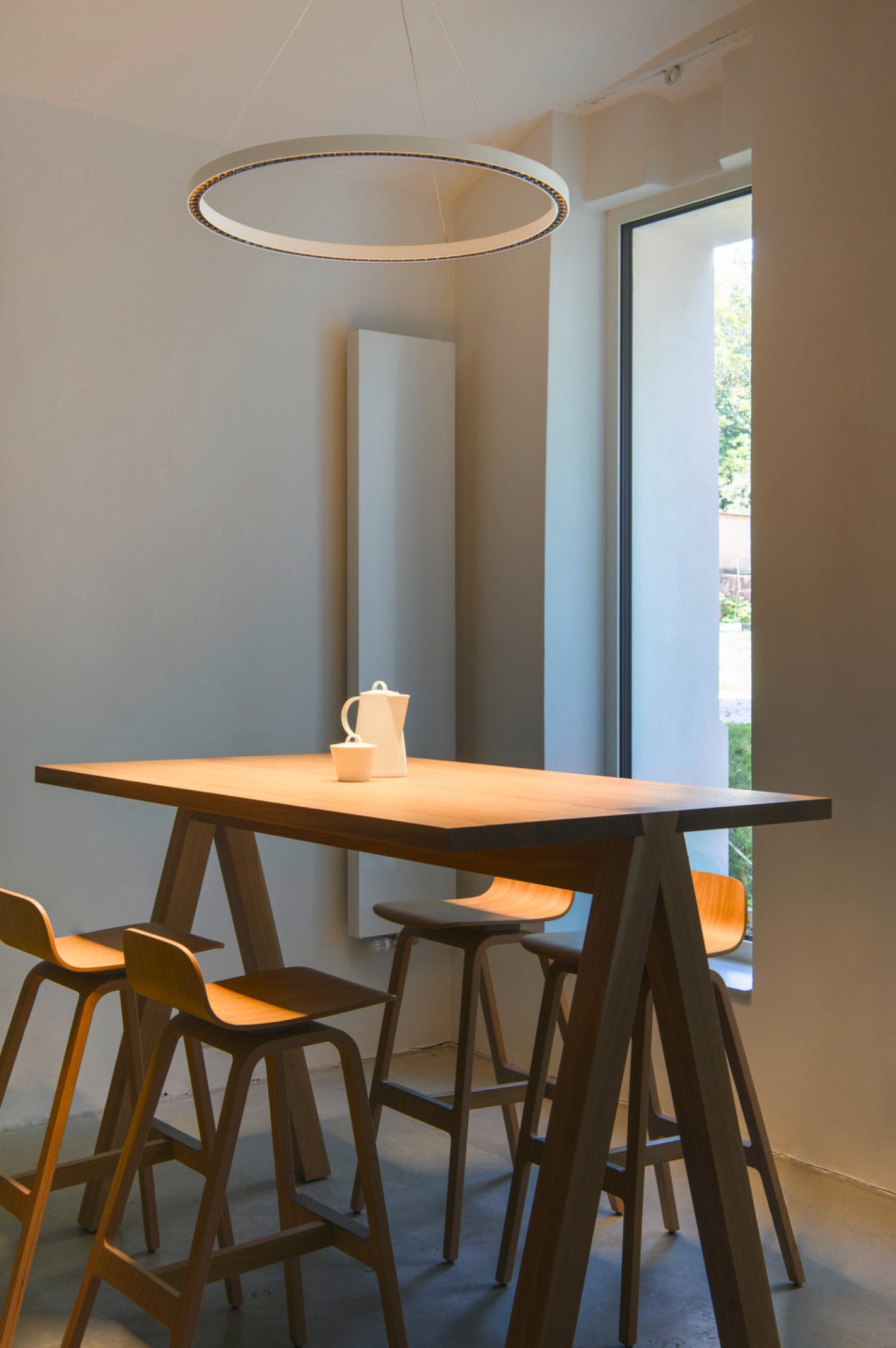 Lampa wisząca One Cube biała w aranżacji nowoczesnego wnętrza nad stołem