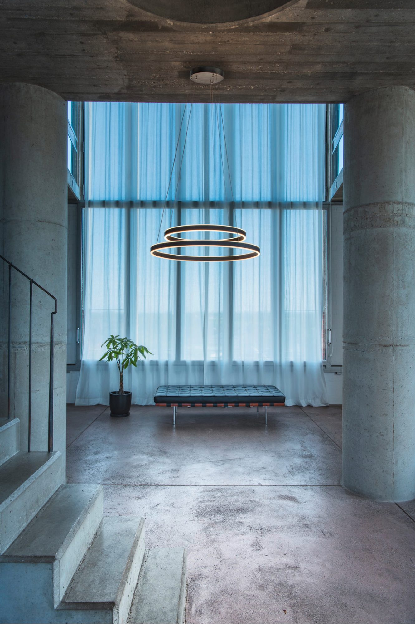 Czarna lampa wisząca One Double PD DALI w aranżacji wnętrza