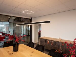 Miniaturka 4 - Czarna oprawa wisząca One Linear 140 nad wyposażeniem wnętrza