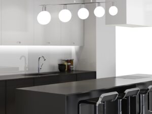 Miniaturka 2 - Chromowana lampa wisząca Orevina z białymi szklanymi kloszami we wnętrzu