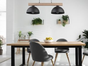 Miniaturka 1 - Lampa wisząca Oslo z dwoma czarnymi kloszami i drewnianą belką nad stołem w jadalni