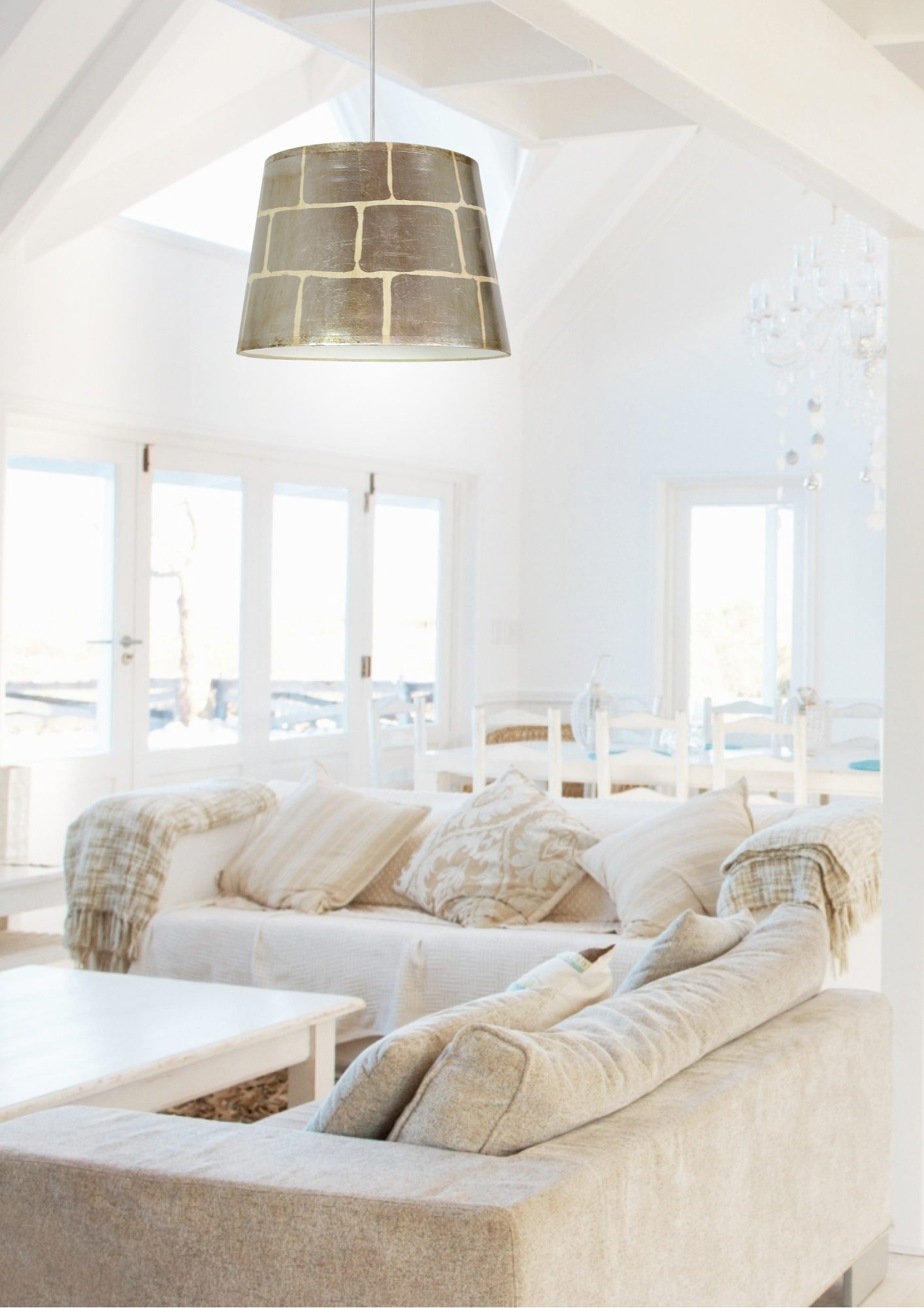 Lampa wisząca Palivira z abażurem w srebrne cegły w jasnym salonie