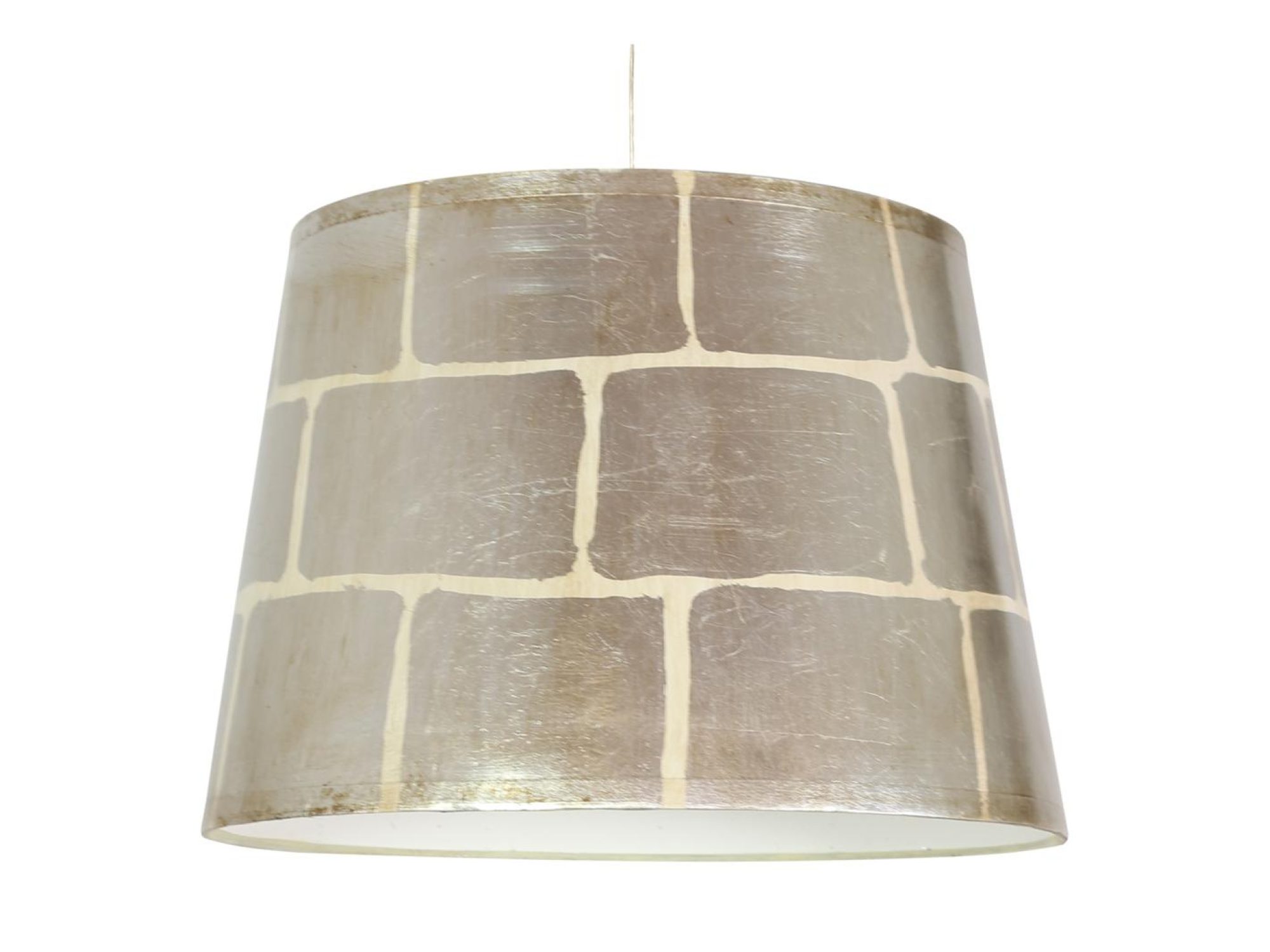 Lampa wisząca Palivira ze srebrnym wzorem cegieł na abażurze na białym tle