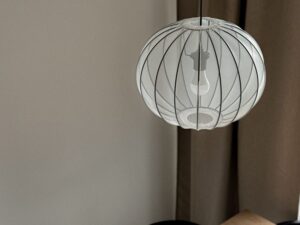 Miniaturka 5 - Lampa wisząca Pelato z białym abażurem siatkowym nad stołem