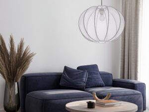 Miniaturka 1 - Lampa wisząca Pelato z białym kulistym abażurem w aranżacji salonu