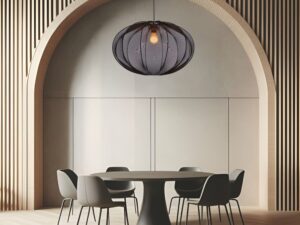 Miniaturka 1 - Lampa wisząca Pelato z czarnym siateczkowym abażurem o średnicy 60 cm nad stołem